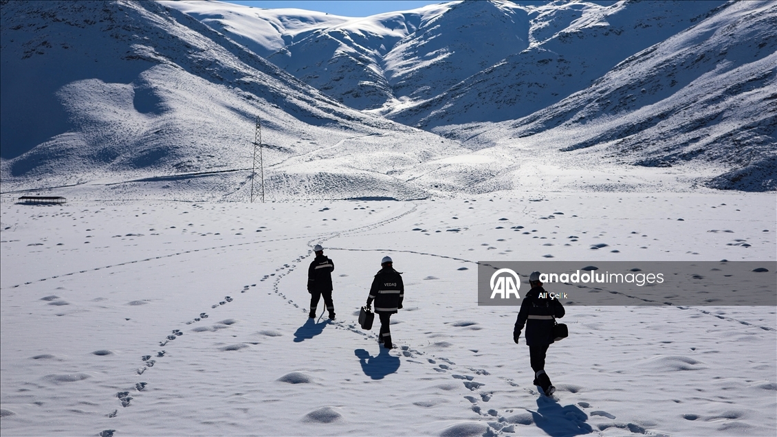 VEDAŞ'ın fedakar çalışanı, 30 yıldır karlı dağlarda elektrik arızalarını gideriyor