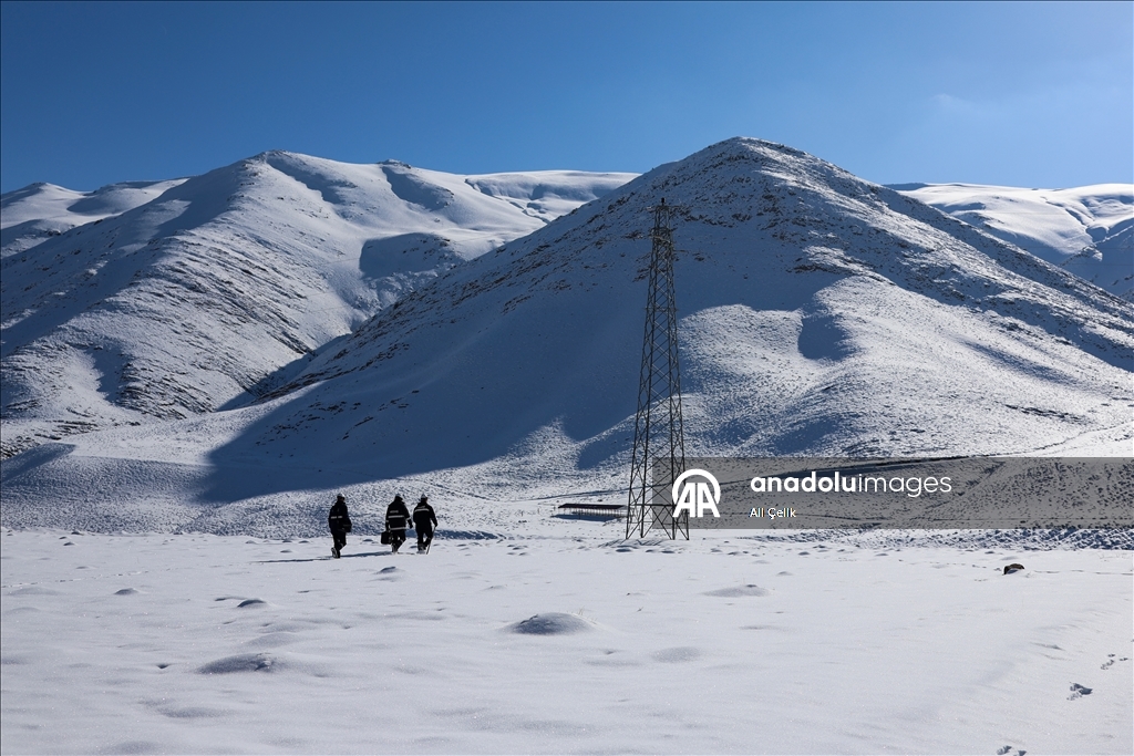 VEDAŞ'ın fedakar çalışanı, 30 yıldır karlı dağlarda elektrik arızalarını gideriyor