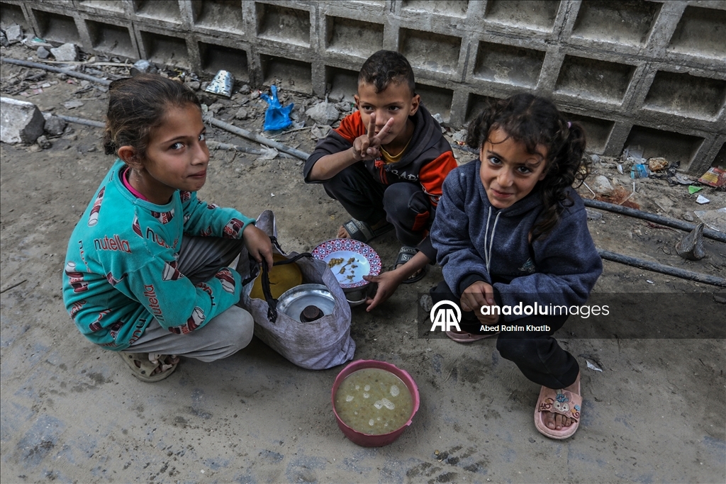 Gazze’de yerinden edilenler için sıcak yemek dağıtımı yapıldı