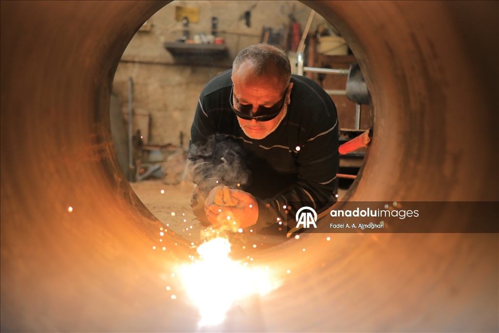 Gazze’de bacağını kaybeden demir ustası el-Masri yaşam mücadelesini sürdürüyor