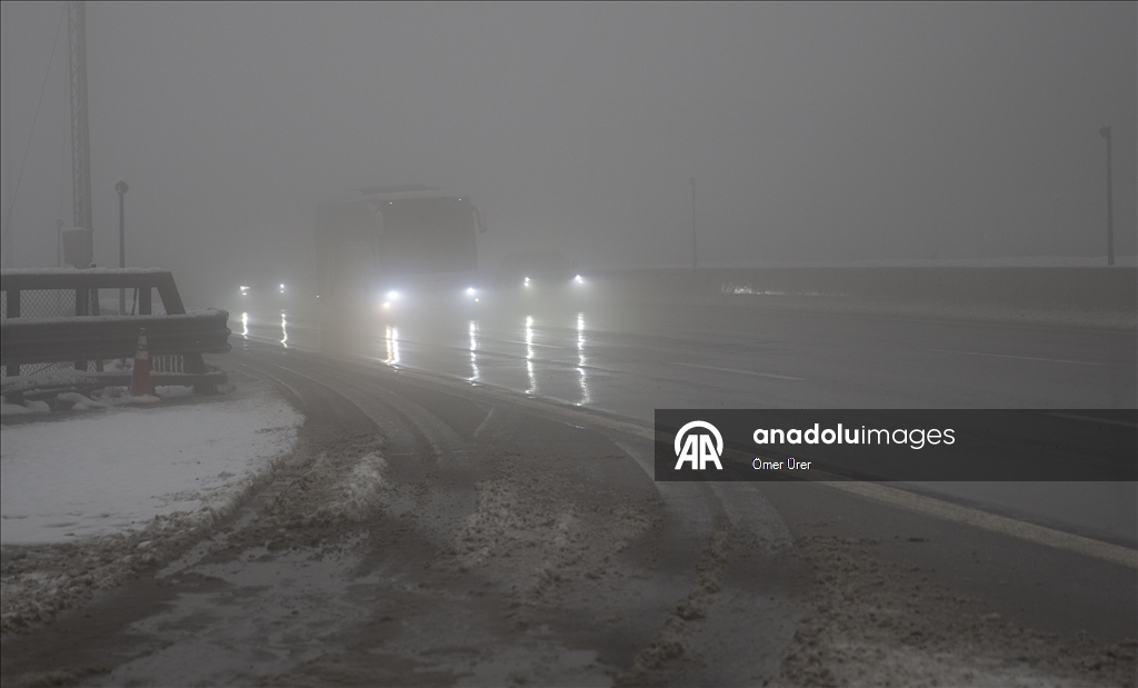 Bolu Dağı'nda kar ve sis etkili oldu