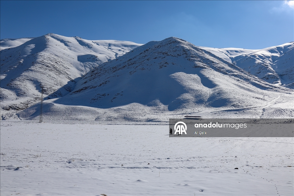 VEDAŞ'ın fedakar çalışanı, 30 yıldır karlı dağlarda elektrik arızalarını gideriyor