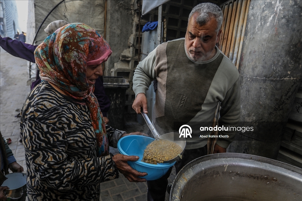 Gazze’de yerinden edilenler için sıcak yemek dağıtımı yapıldı