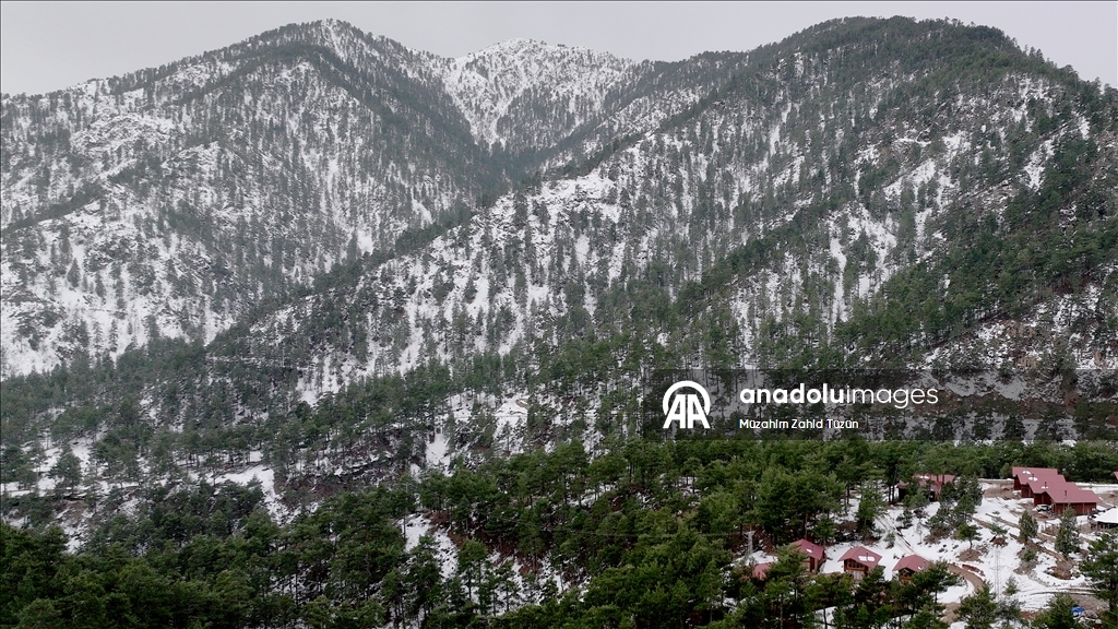 Aladağlar'da oluşan kar güzelliği dronla görüntülendi