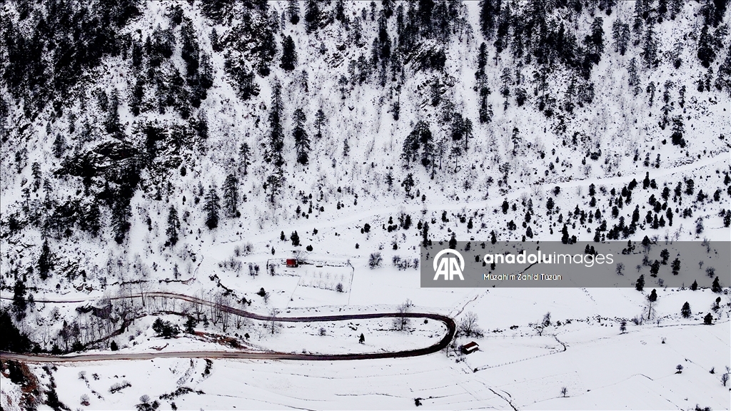 Aladağlar'da oluşan kar güzelliği dronla görüntülendi