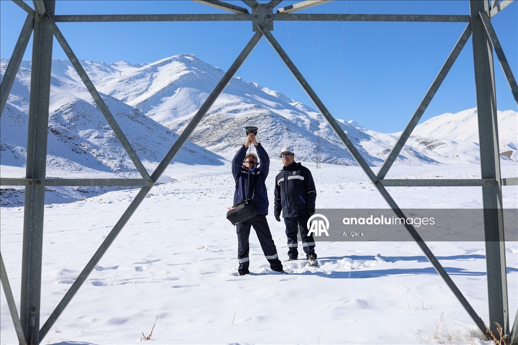 VEDAŞ'ın fedakar çalışanı, 30 yıldır karlı dağlarda elektrik arızalarını gideriyor