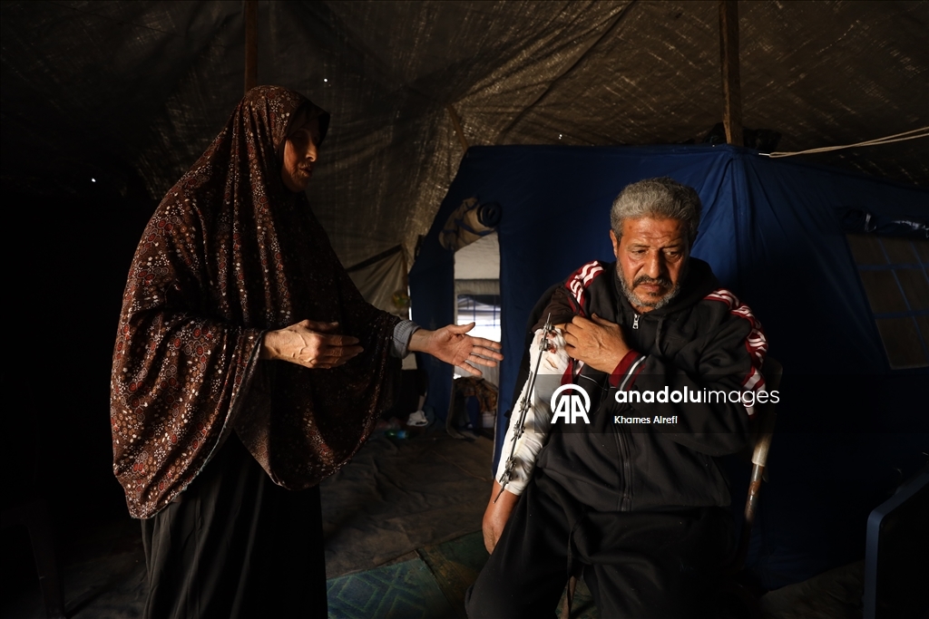 İsrail saldırısında yaralanan Filistinli Zuhayr, zor şartlar altında hayatını sürdürüyor