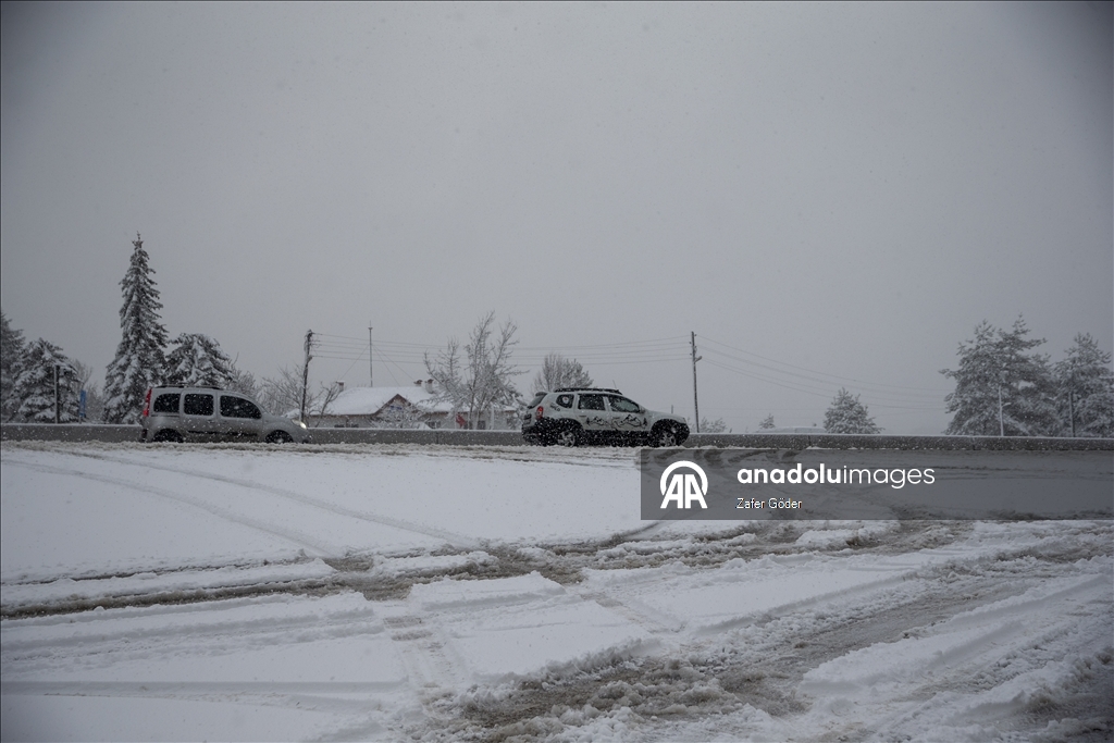 Bolu Dağı'nda kar ve sis etkili oldu
