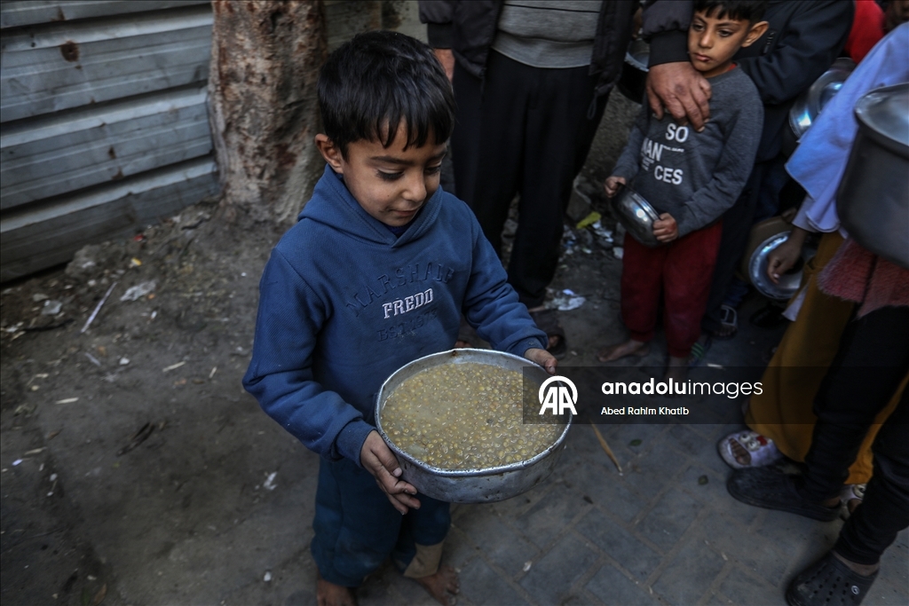 Gazze’de yerinden edilenler için sıcak yemek dağıtımı yapıldı