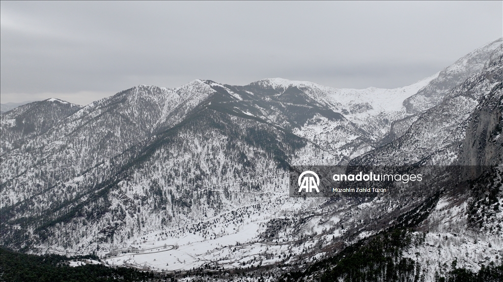 Aladağlar'da oluşan kar güzelliği dronla görüntülendi