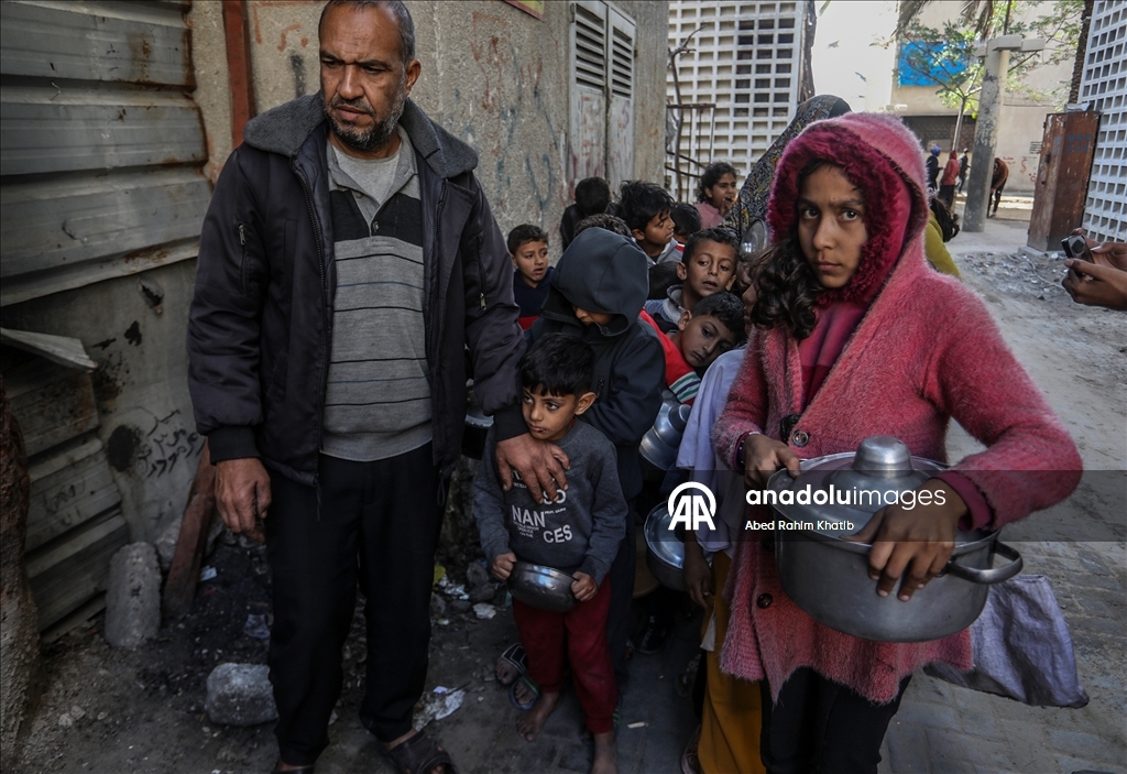 Gazze’de yerinden edilenler için sıcak yemek dağıtımı yapıldı