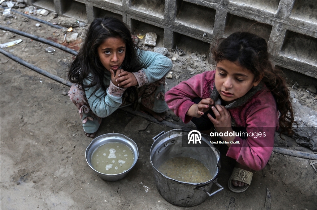Gazze’de yerinden edilenler için sıcak yemek dağıtımı yapıldı