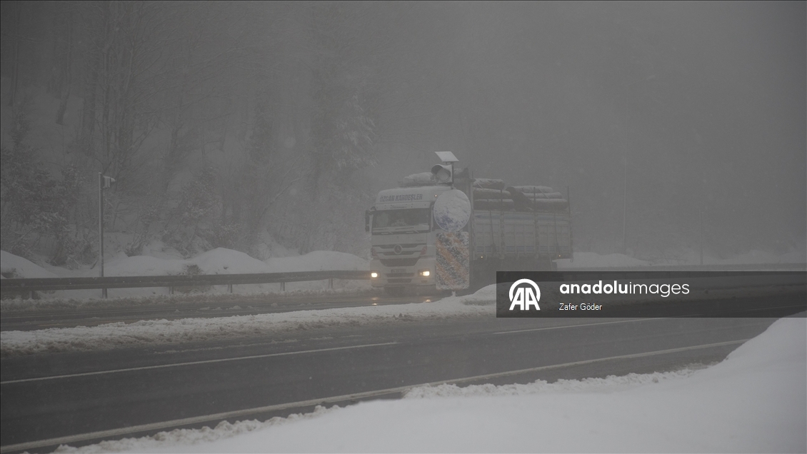 Bolu Dağı'nda kar ve sis etkili oldu