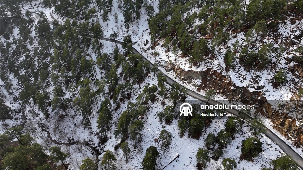 Aladağlar'da oluşan kar güzelliği dronla görüntülendi