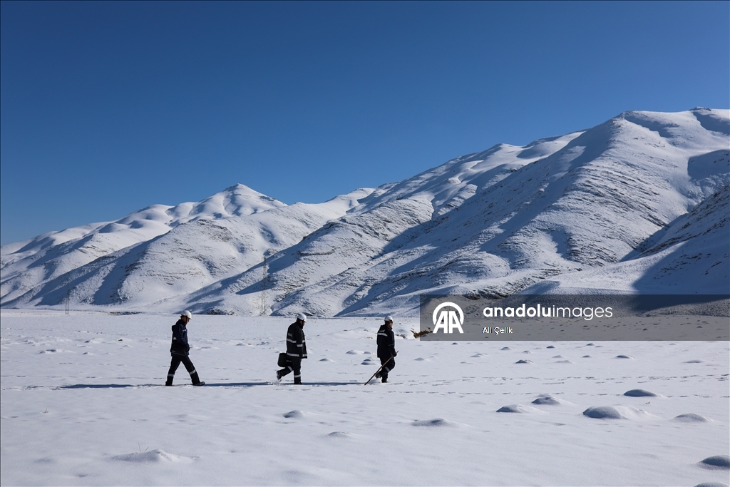 VEDAŞ'ın fedakar çalışanı, 30 yıldır karlı dağlarda elektrik arızalarını gideriyor
