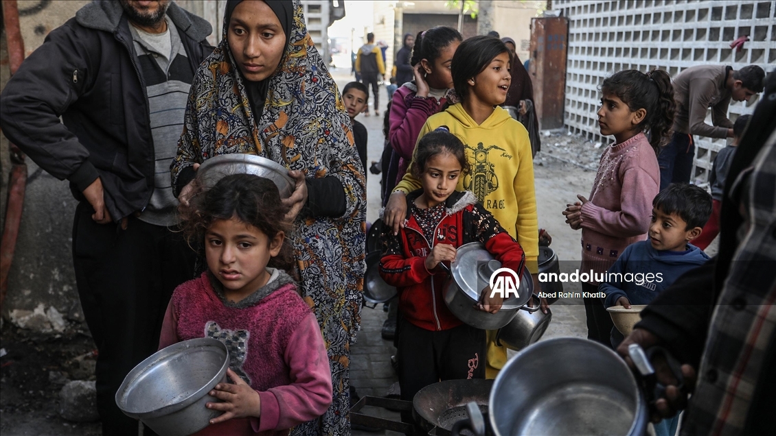 Gazze’de yerinden edilenler için sıcak yemek dağıtımı yapıldı