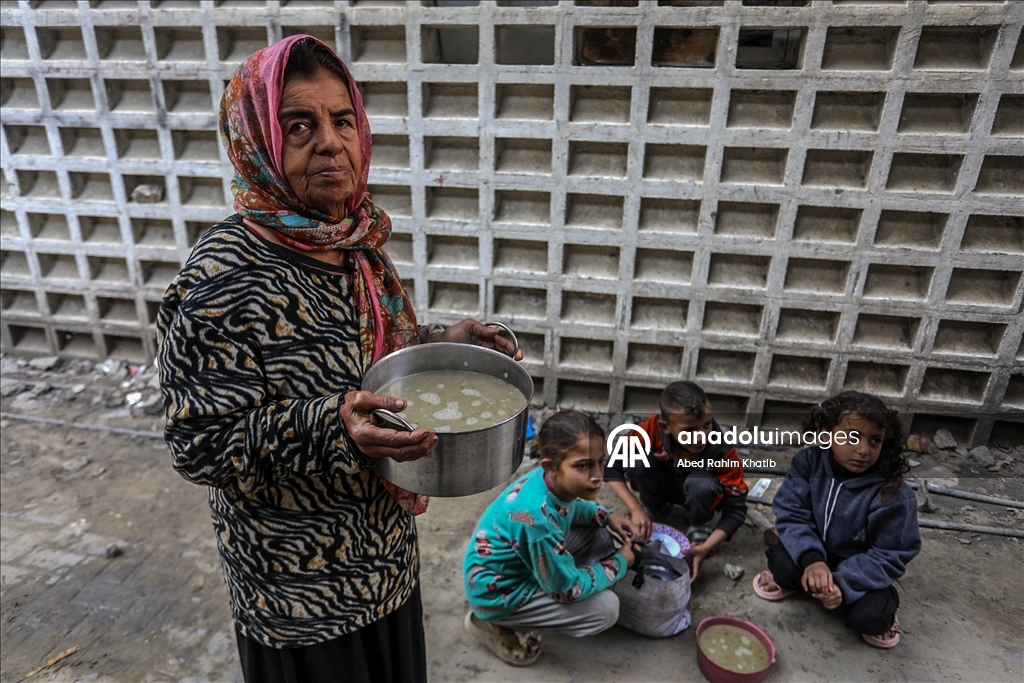 Gazze’de yerinden edilenler için sıcak yemek dağıtımı yapıldı