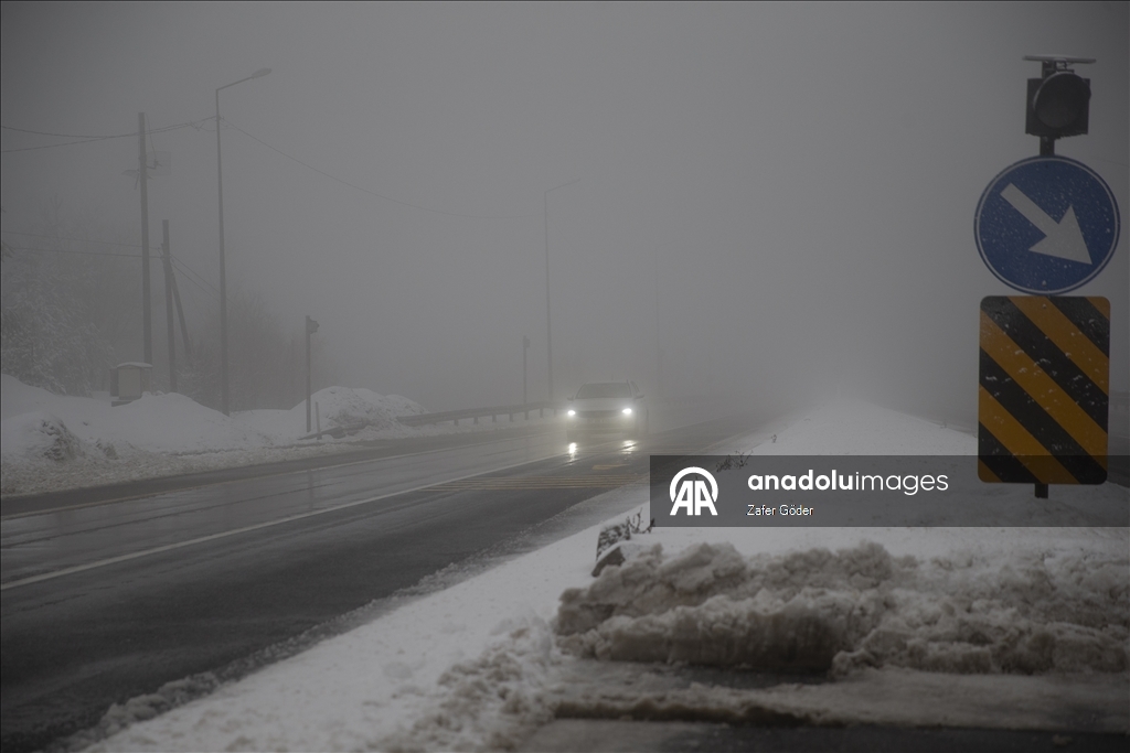 Bolu Dağı'nda kar ve sis etkili oldu