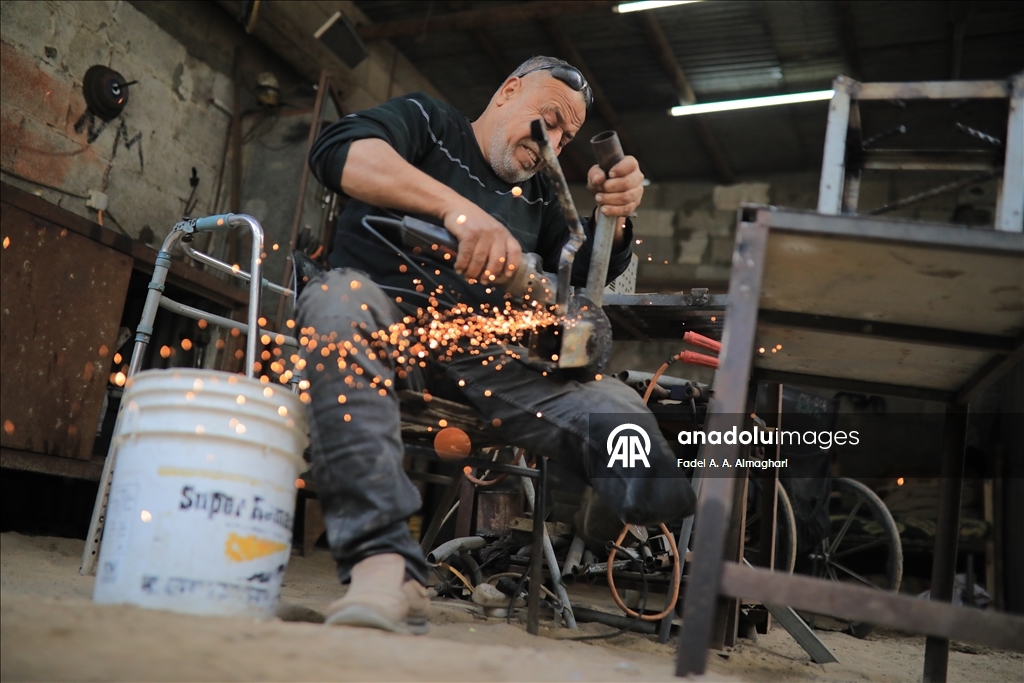 Gazze’de bacağını kaybeden demir ustası el-Masri yaşam mücadelesini sürdürüyor