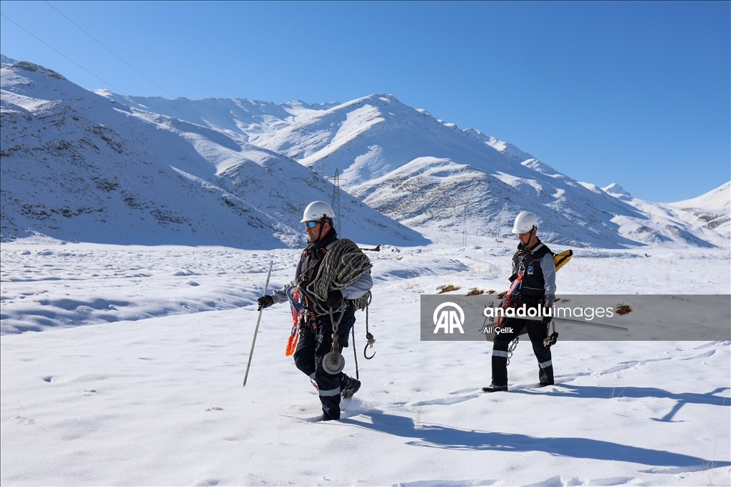 VEDAŞ'ın fedakar çalışanı, 30 yıldır karlı dağlarda elektrik arızalarını gideriyor