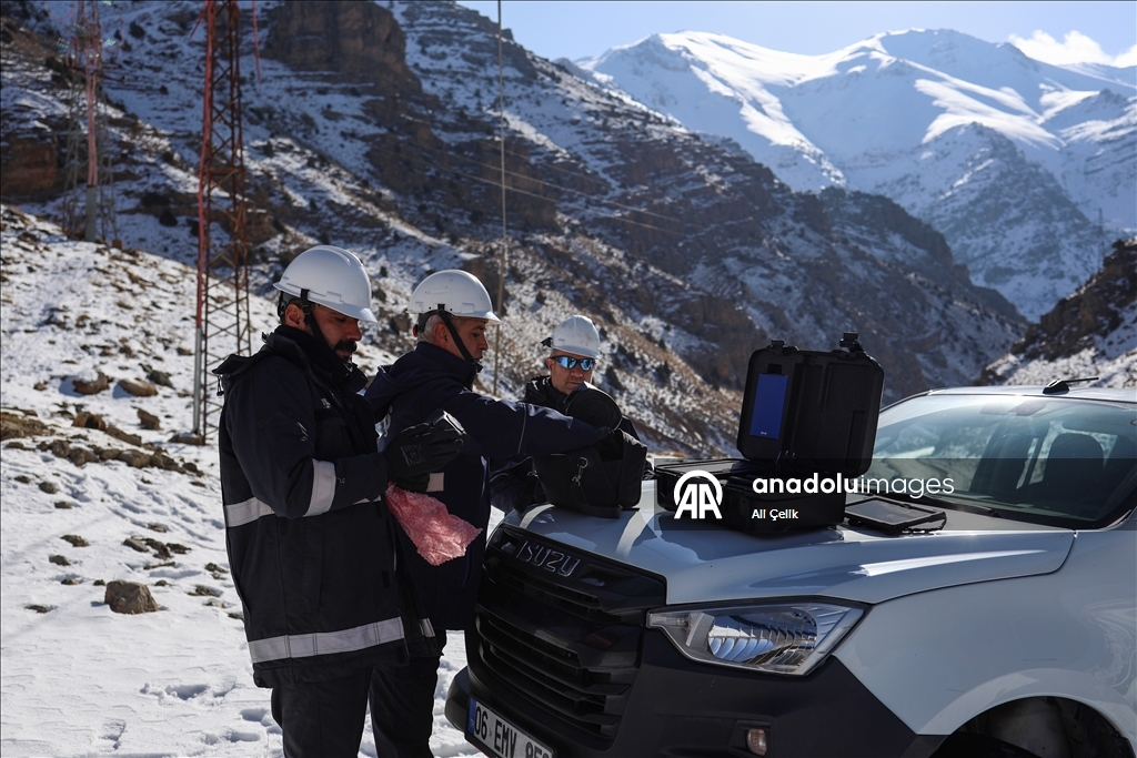 VEDAŞ'ın fedakar çalışanı, 30 yıldır karlı dağlarda elektrik arızalarını gideriyor