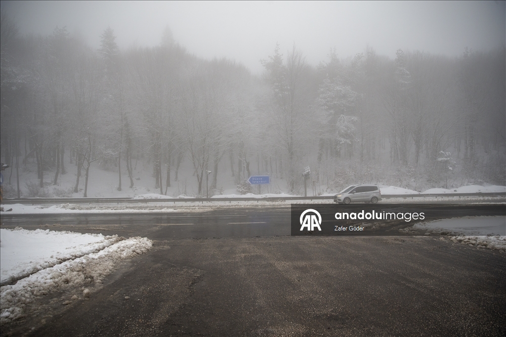 Bolu Dağı'nda kar ve sis etkili oldu