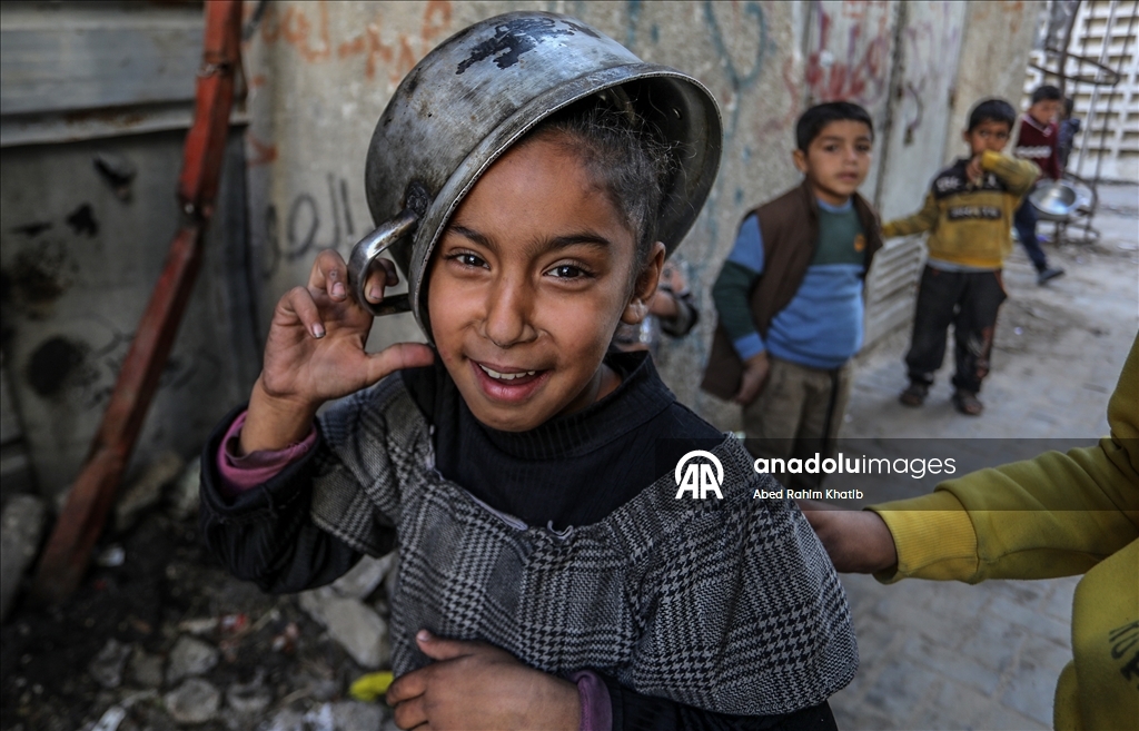 Gazze’de yerinden edilenler için sıcak yemek dağıtımı yapıldı