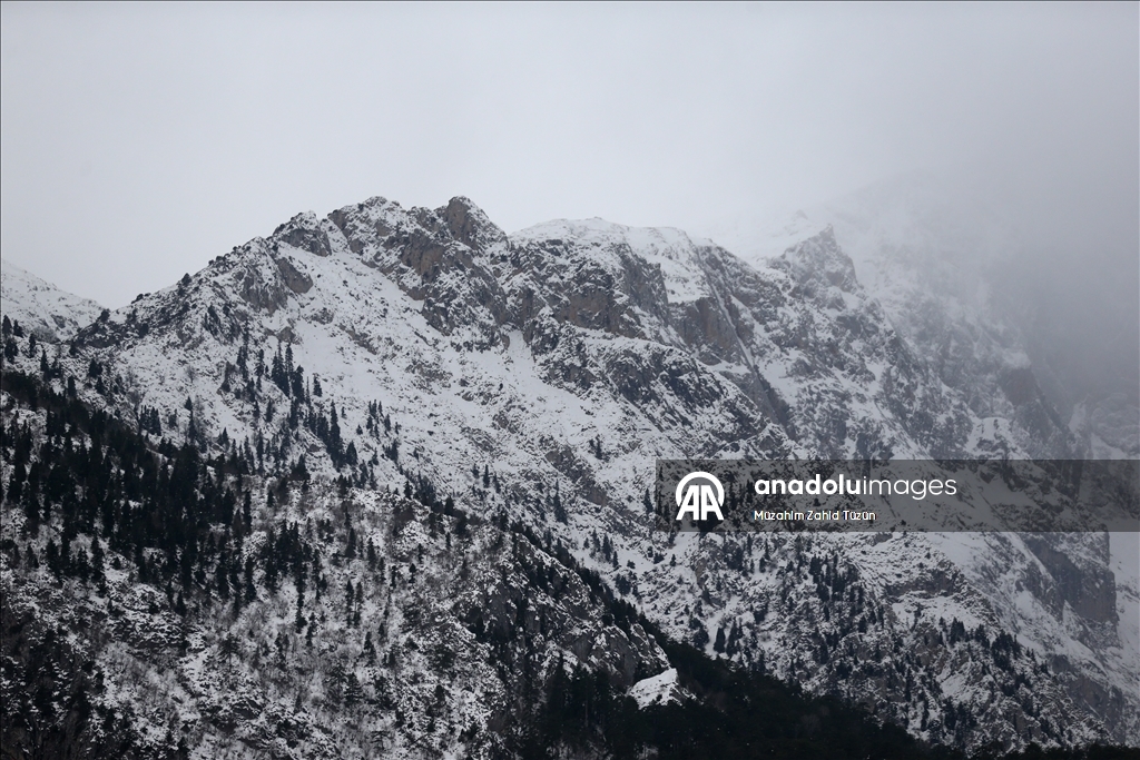 Aladağlar'da oluşan kar güzelliği dronla görüntülendi