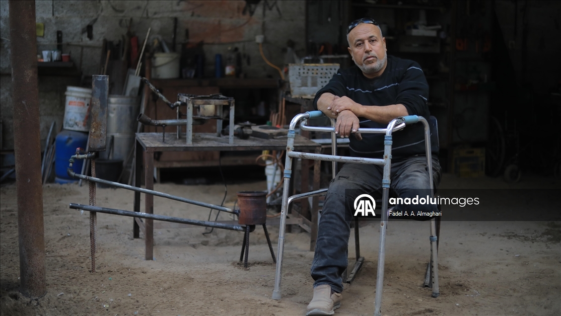 Gazze’de bacağını kaybeden demir ustası el-Masri yaşam mücadelesini sürdürüyor