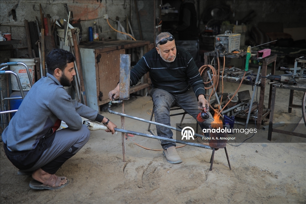 Gazze’de bacağını kaybeden demir ustası el-Masri yaşam mücadelesini sürdürüyor