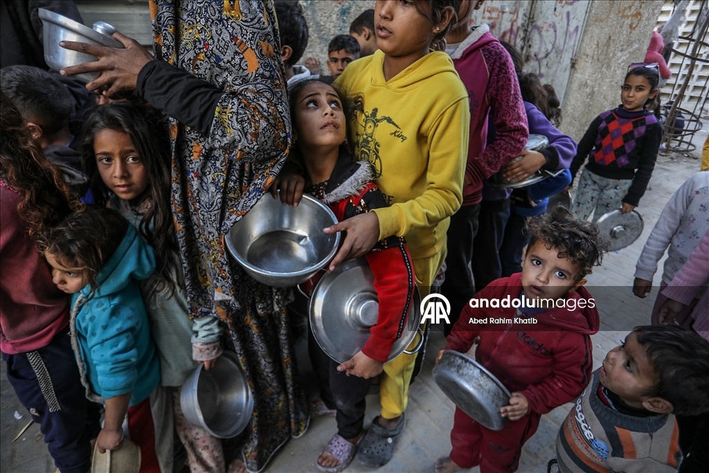 Gazze’de yerinden edilenler için sıcak yemek dağıtımı yapıldı