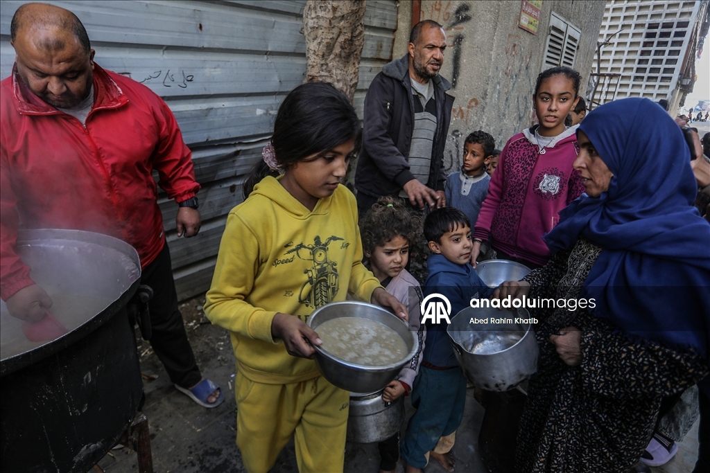 Gazze’de yerinden edilenler için sıcak yemek dağıtımı yapıldı