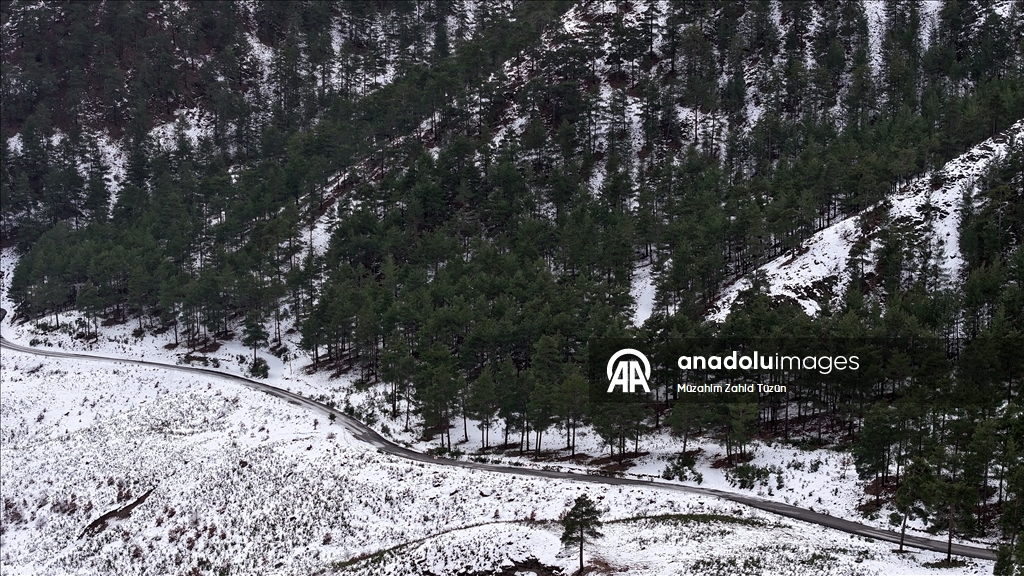 Aladağlar'da oluşan kar güzelliği dronla görüntülendi
