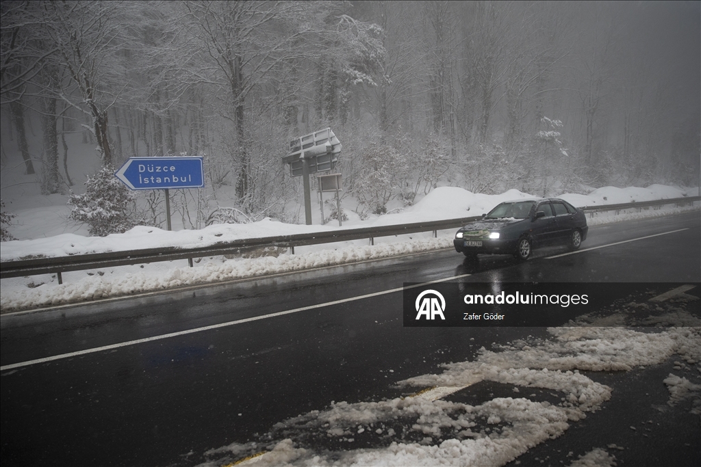 Bolu Dağı'nda kar ve sis etkili oldu