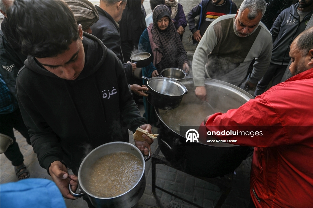 Gazze’de yerinden edilenler için sıcak yemek dağıtımı yapıldı