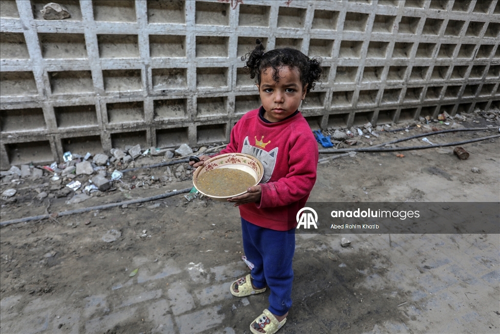 Gazze’de yerinden edilenler için sıcak yemek dağıtımı yapıldı