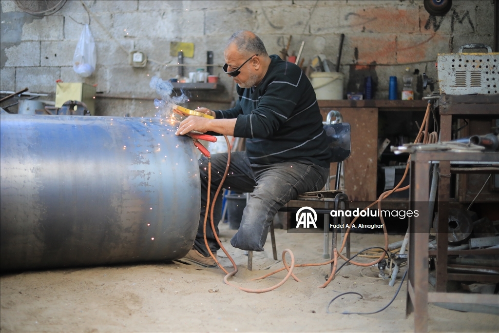 Gazze’de bacağını kaybeden demir ustası el-Masri yaşam mücadelesini sürdürüyor