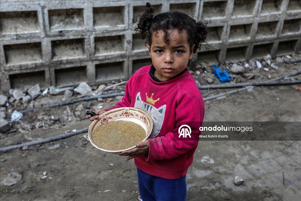 Gazze’de yerinden edilenler için sıcak yemek dağıtımı yapıldı