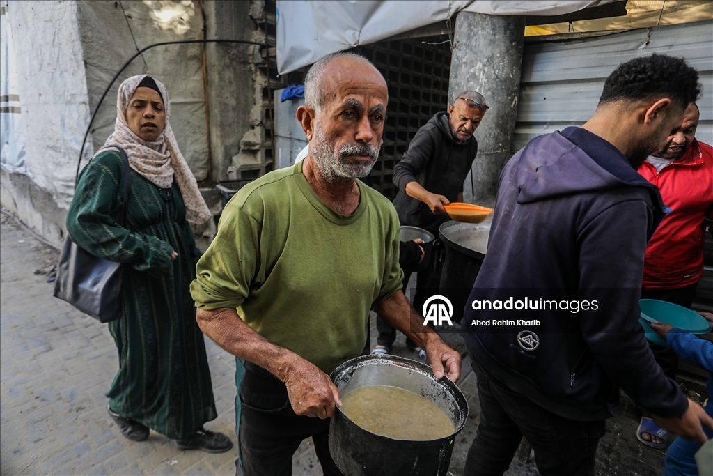 Gazze’de yerinden edilenler için sıcak yemek dağıtımı yapıldı