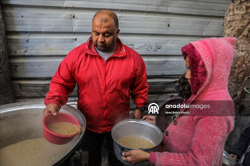 Gazze’de yerinden edilenler için sıcak yemek dağıtımı yapıldı