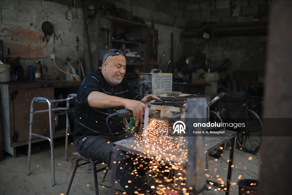 Gazze’de bacağını kaybeden demir ustası el-Masri yaşam mücadelesini sürdürüyor