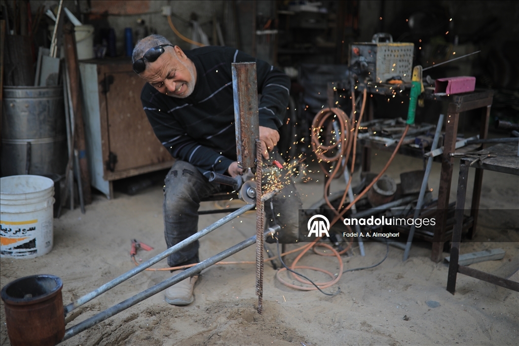 Gazze’de bacağını kaybeden demir ustası el-Masri yaşam mücadelesini sürdürüyor