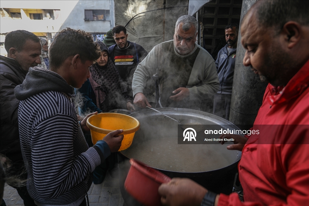 Gazze’de yerinden edilenler için sıcak yemek dağıtımı yapıldı
