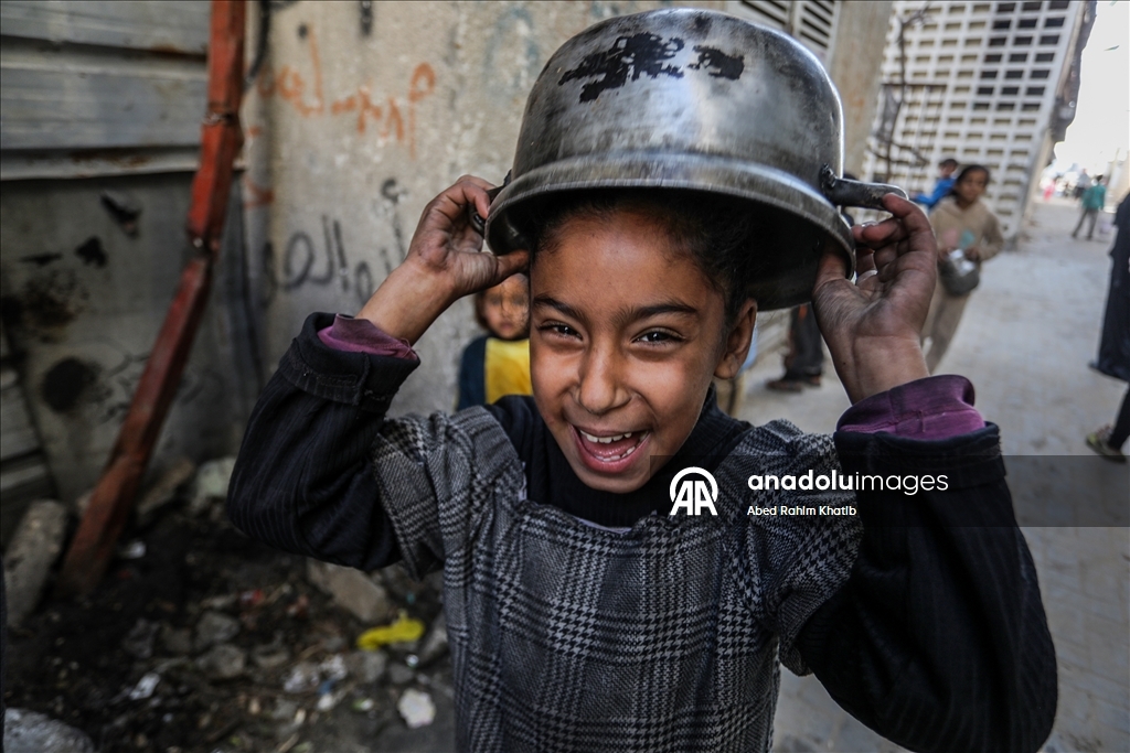 Gazze’de yerinden edilenler için sıcak yemek dağıtımı yapıldı