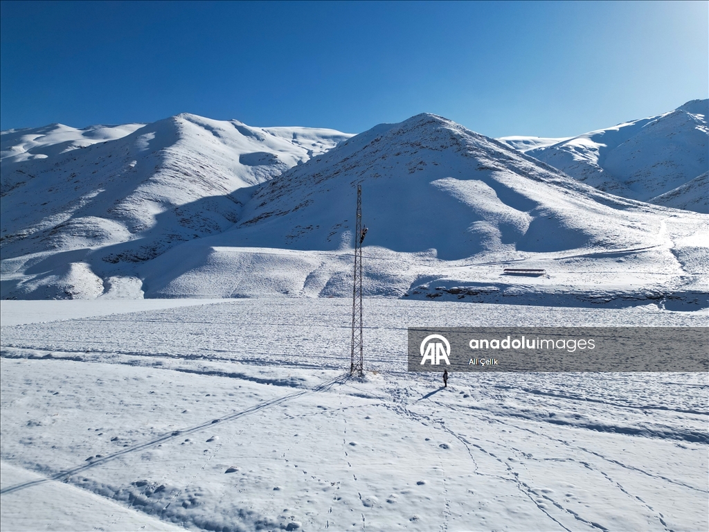 VEDAŞ'ın fedakar çalışanı, 30 yıldır karlı dağlarda elektrik arızalarını gideriyor