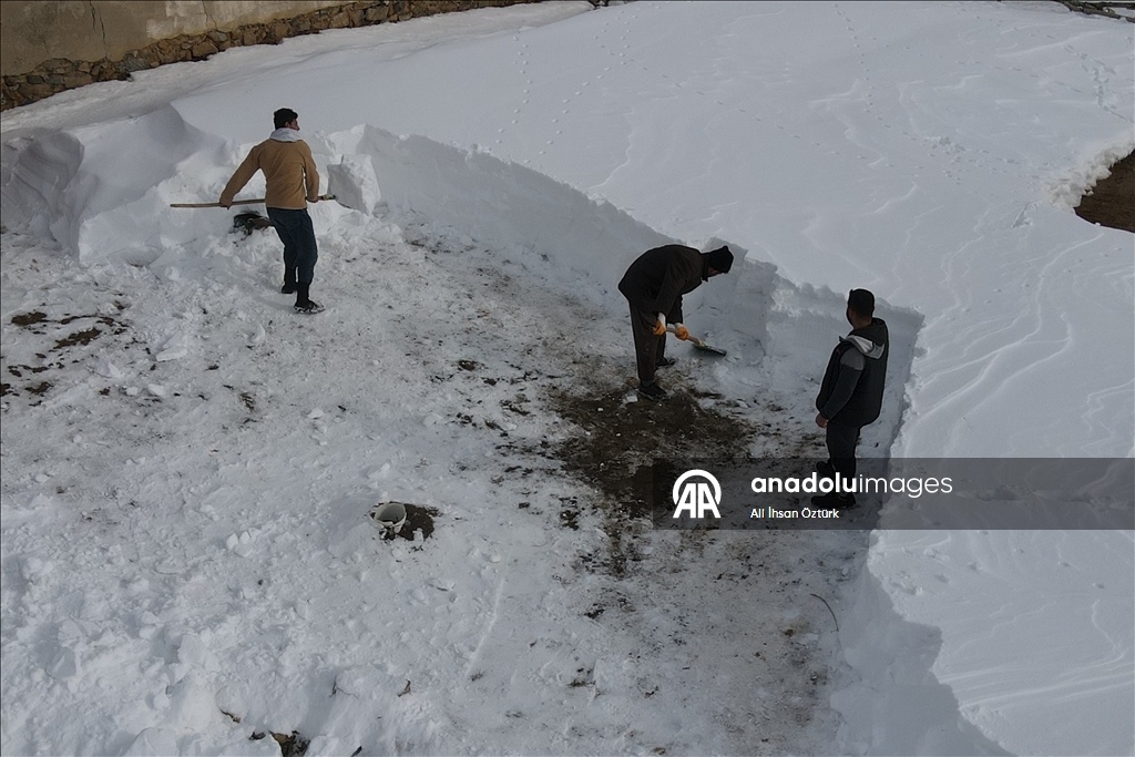 Van’ın Çatak ilçesinde kış yaşamı zorlaştırıyor