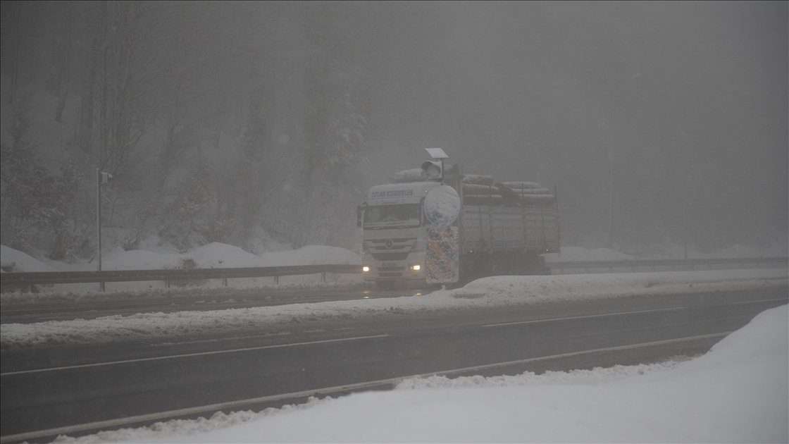 Bolu Dağı'nda kar ve sis etkili oldu