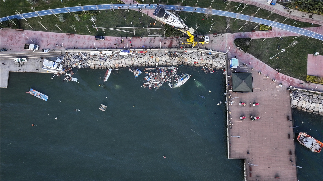 İstanbul'da dün etkili olan şiddetli fırtına ve yağış hayatı olumsuz etkiledi