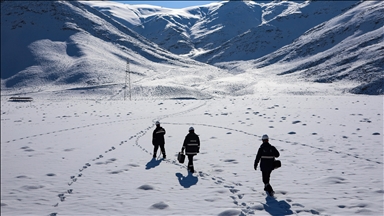 VEDAŞ'ın fedakar çalışanı, 30 yıldır karlı dağlarda elektrik arızalarını gideriyor