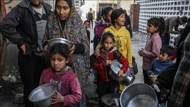 Gazze’de yerinden edilenler için sıcak yemek dağıtımı yapıldı